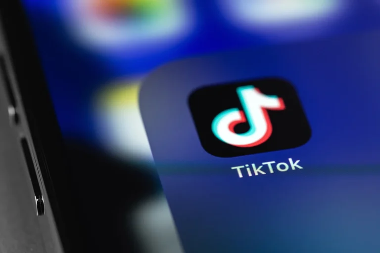 Zbliżenie ikony aplikacji TikTok na ekranie smartfona