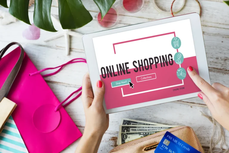 Klientka przegląda sklep online shopping na tablecie i klika przycisk Shop Now