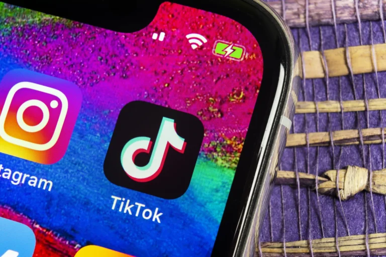 Ikony aplikacji TikTok i Instagram obok siebie na ekranie smartfona