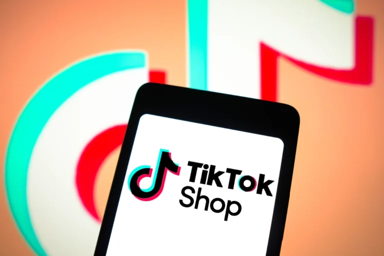 smartfon z napisem tiktok shop oraz logo w tle