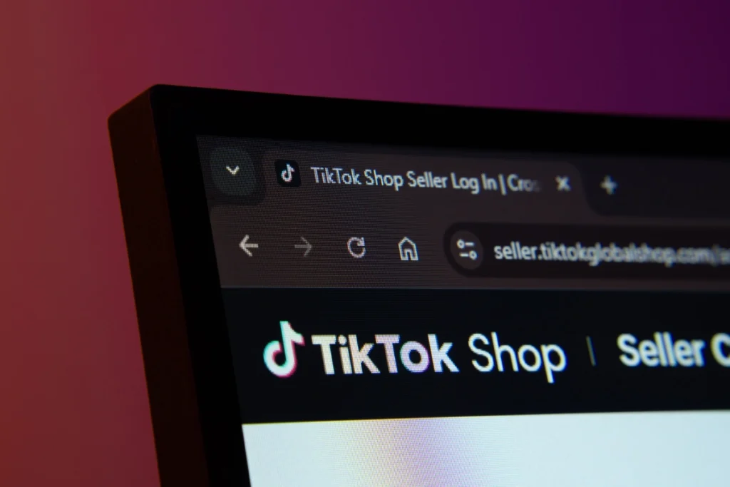 widok monitora ze stroną tiktok shop