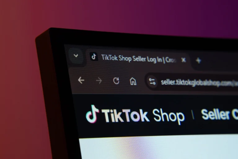 widok monitora ze stroną tiktok shop