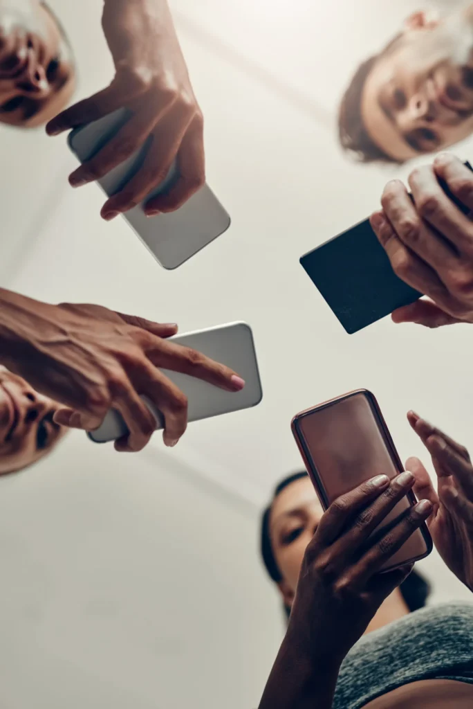 Grupa twórców ze smartfonami w dłoniach — społeczność twórców internetowych