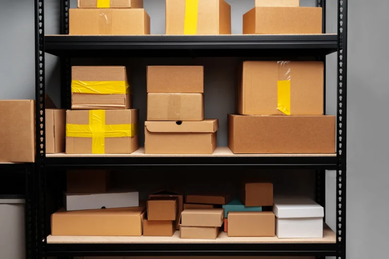paczki na półce w magazynie e-commerce